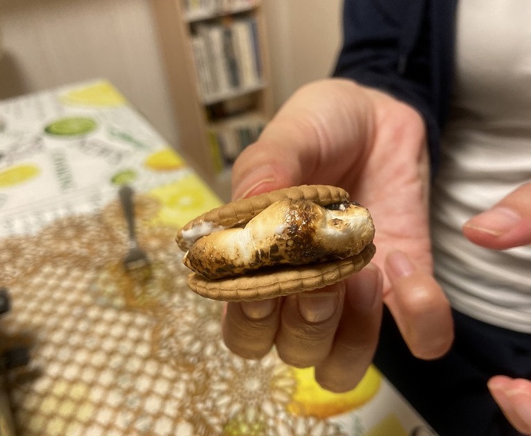 ビスケットで挟む