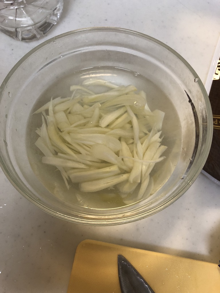 らっきょうを水にさらす