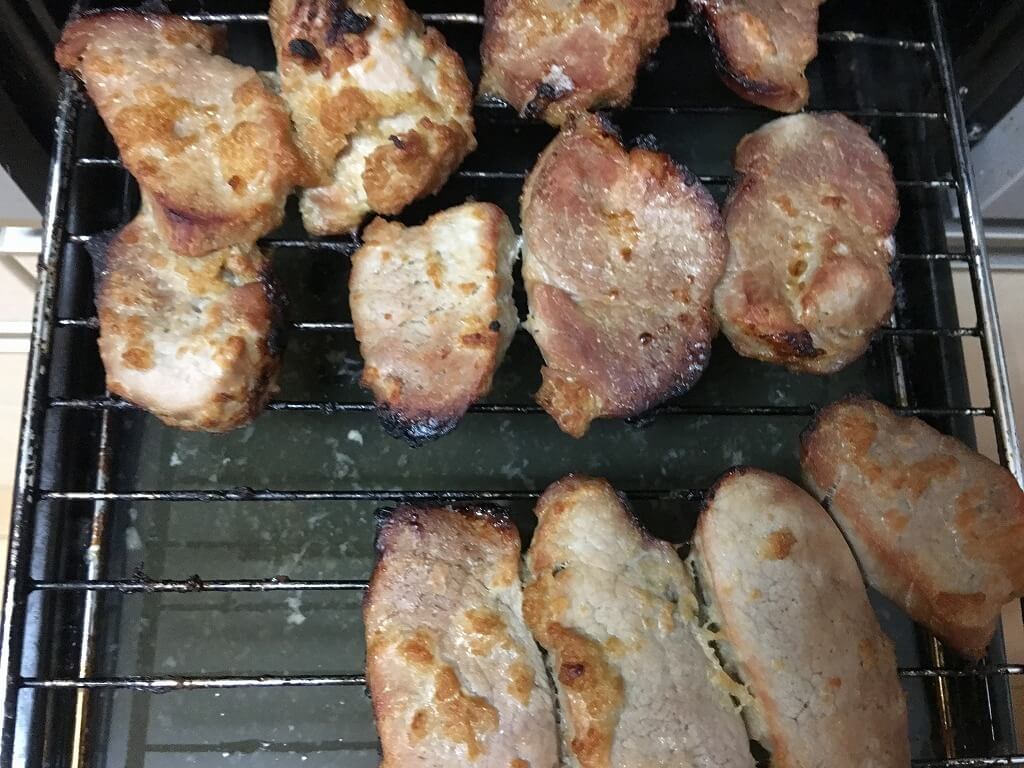 肉を焼く