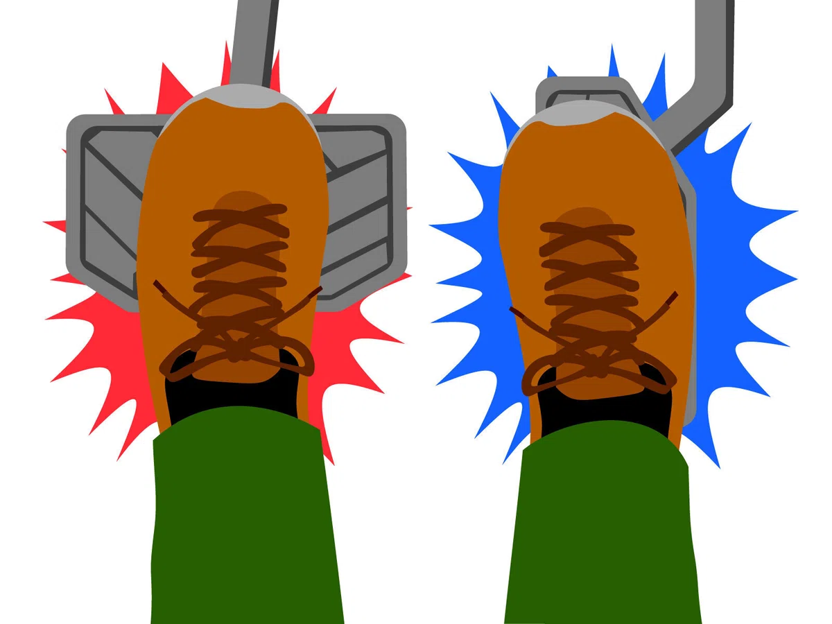 アクセルとブレーキ